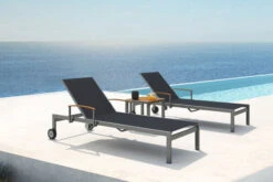 OUTFLEXX 2er-Set Sonnenliegen, Schwarz, Edelstahl/Teak, 195,5x74x35cm, Mit Beistelltisch 45x45cm