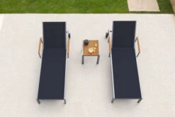 OUTFLEXX 2er-Set Sonnenliegen, Schwarz, Edelstahl/Teak, 195,5x74x35cm, Mit Beistelltisch 45x45cm -Gartenmöbel 14165 3 CGI.jpg