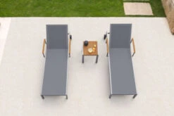OUTFLEXX 2er-Set Sonnenliegen, Taupe, Edelstahl/Teak, 195,5x74x35cm, Mit Beistelltisch 45x45cm -Gartenmöbel 14167 3 CGI.jpg