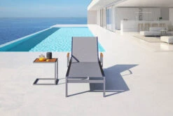 OUTFLEXX Sonnenliegen-Set, Taupe, Edelstahl/FSC-Teak, 195,5x74x35cm, Mit Armlehnen, Inkl. Beistelltisch 45x45cm -Gartenmöbel 16547 2 CGI.jpg