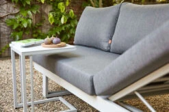 SIENA GARDEN Avenia Dining-Bank/Liege, Matt Weiß-grau/stone Grey, Aluminium, 73x195x70 Cm, Inkl. Sitz-und Rückenkissen -Gartenmöbel 21999 3.jpg