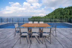 VILLANA Esstischgarnitur, Anthrazit/grau, Alu/ FSC-Akazienholz, Ausziehtisch 150/200 Cm, 8 Stapelstühle -Gartenmöbel 23911 CGI 02.jpg