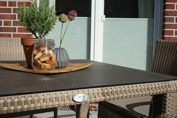 Ploß Rabida Dining Tisch, Champagner-meliert, Polyrattan, 90 X 90 Cm, Glasplatte In Steinoptik 3 Ploß Rabida Dining Tisch, Champagner-meliert, Polyrattan, 90 X 90 Cm, Glasplatte In Steinoptik – Bild 3