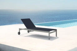 OUTFLEXX Rollliege, Schwarz, Edelstahl/Textilene, Verstellbare Rückenlehne, 212x71x36cm -Gartenmöbel 7100 1 1 CGI.jpg